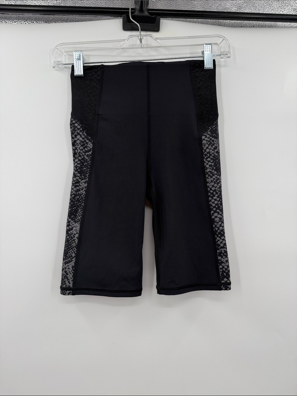 Athleta stay fly 9” shorts black